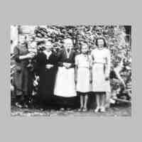 015-0086 Frau Neumann, Frau Petzke mit Mutterkreuz, Frau Partek mit Mutterkreuz und Else Schiemann vor dem Schindelhaus.JPG
